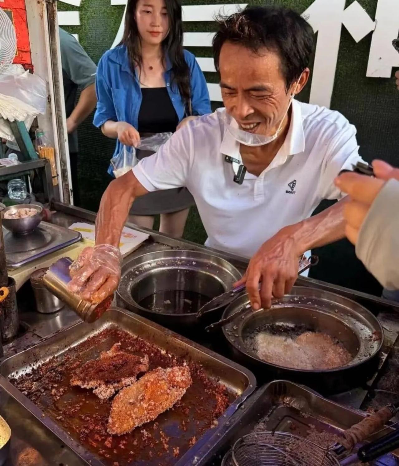 听说“鸡排哥”准备来杭州了？
还记得前段时间
各大短视频平台爆火的“鸡排哥”嘛