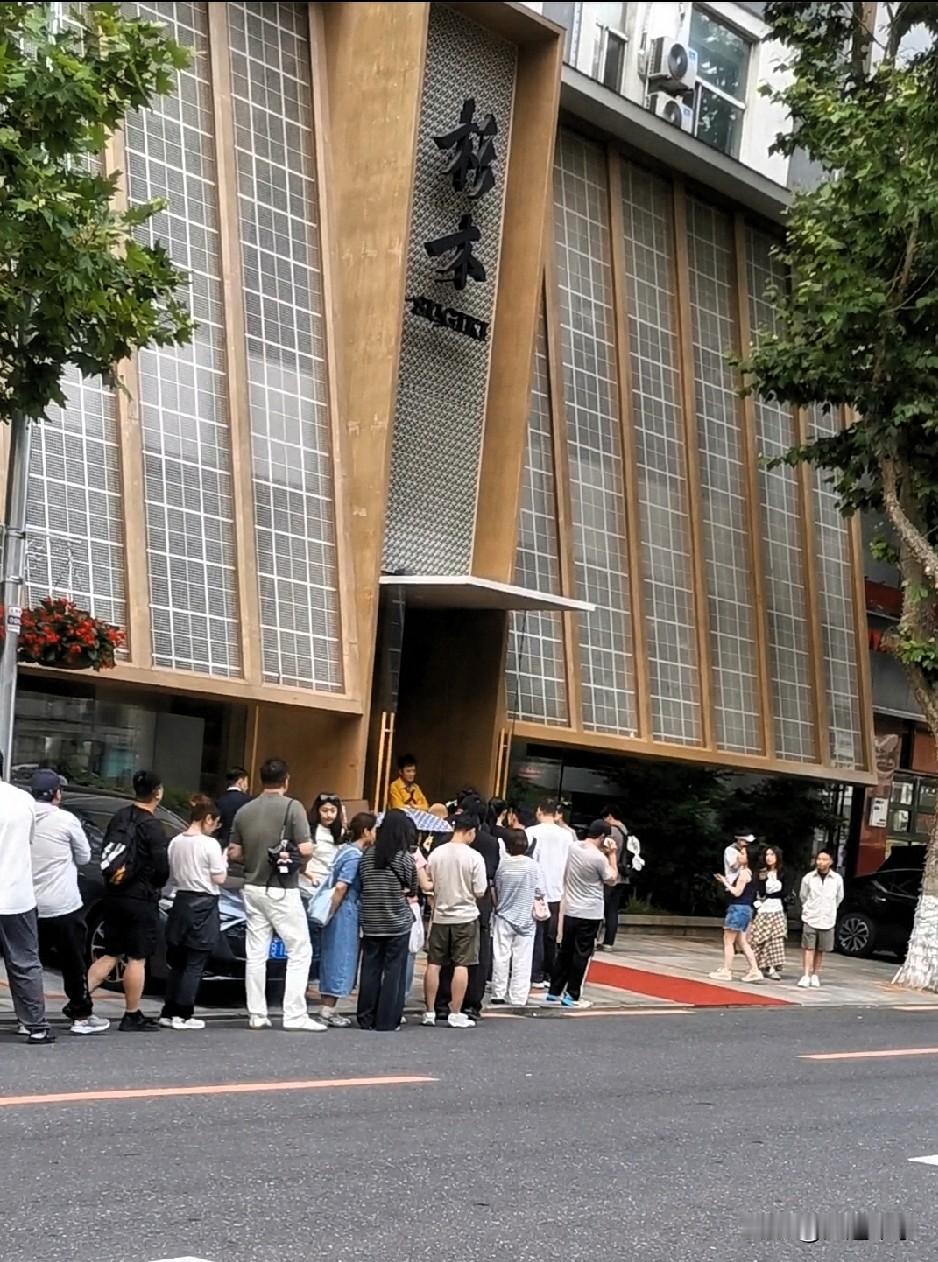 今天6月20日下午4:30，我开车经过这里，看到人民路上的杉木日料店门口排数十人