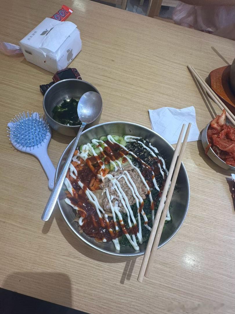 出去吃了一顿大餐拌饭挺不错的，朝家瓦舍，这家挺不错的也！陪着娃娃吃了一顿！又消了
