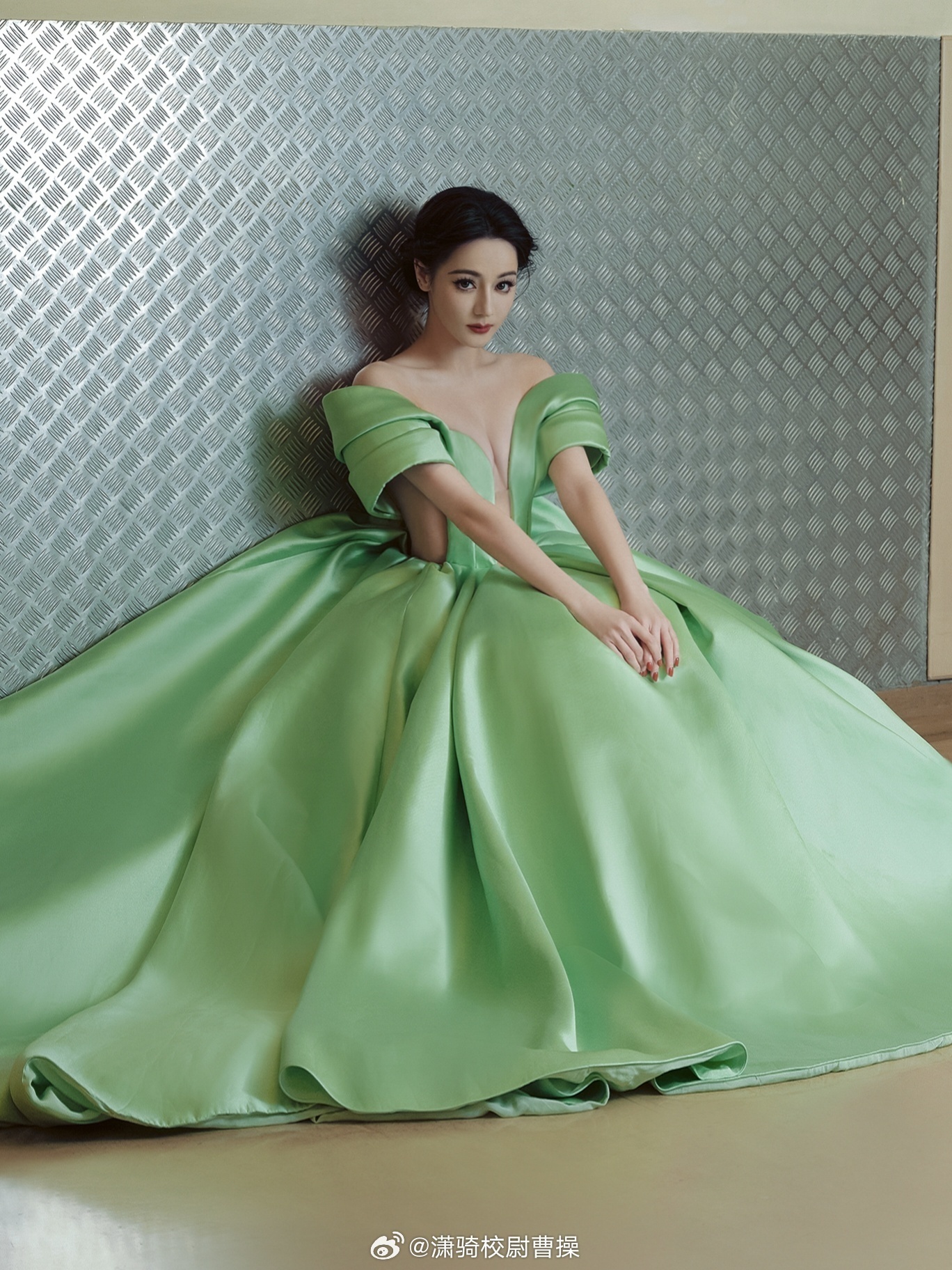 迪丽热巴和绿色好搭万物复苏，春意盎然🌱 