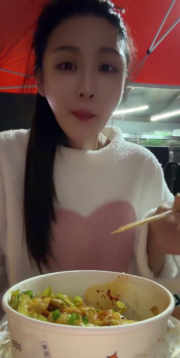 姐妹们，紫茂滩净给我整意外惊喜。本来寻思吃一个臭豆腐就吃，不录视频了，没想到意外