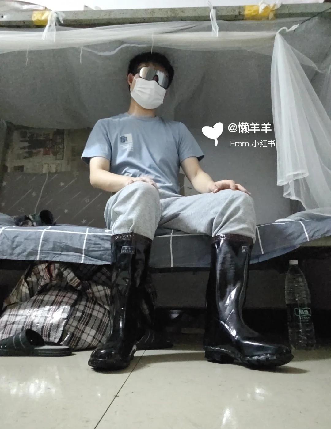 一双橡胶雨靴，撑起了每张图的风格与个性
哪一张好看？雨靴 雨鞋 雨靴穿搭