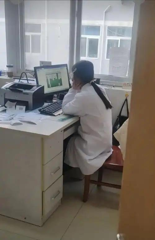 江苏连云港，男子去拍个CT，结果接诊的“白大褂”连白大褂都没穿，整个过程一直低着