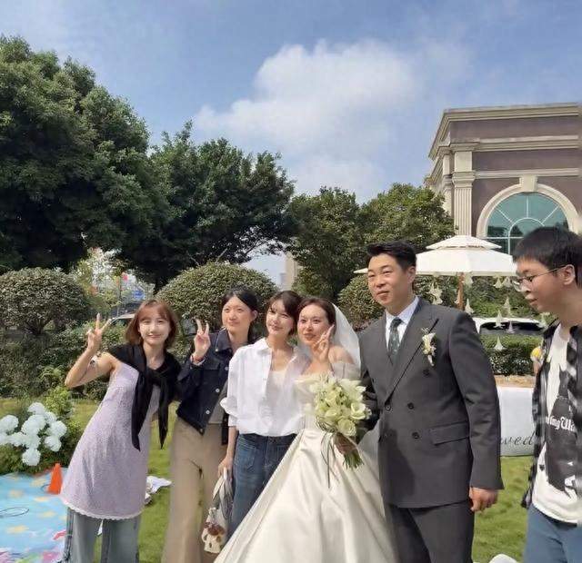 赵露思参加表姐婚礼，白衬衫搭配三万多爱马仕，上热搜：