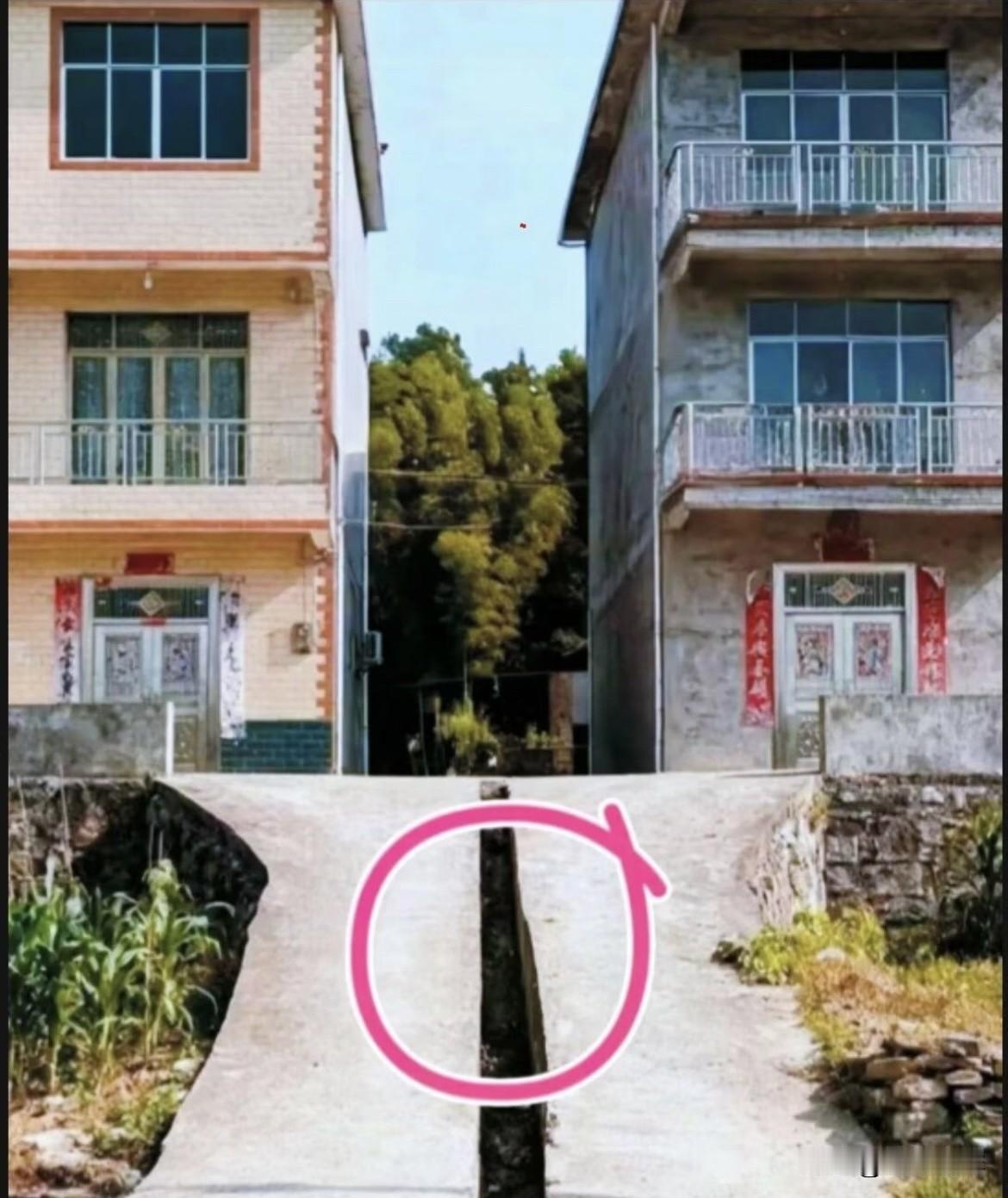 好好的路，留一道缝干啥⁉️
明明那么宽的路，为什么
切开了一条缝，好可惜‼️
大