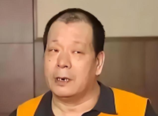 2003年，哈尔滨一位保安用2000元买彩票，第二天一开奖就中了500万。更令人