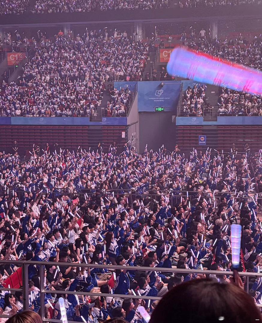 原来去徐良演唱会的都是学生第一次这么想在劳动节上学徐良五一连唱5天 徐良五一连唱