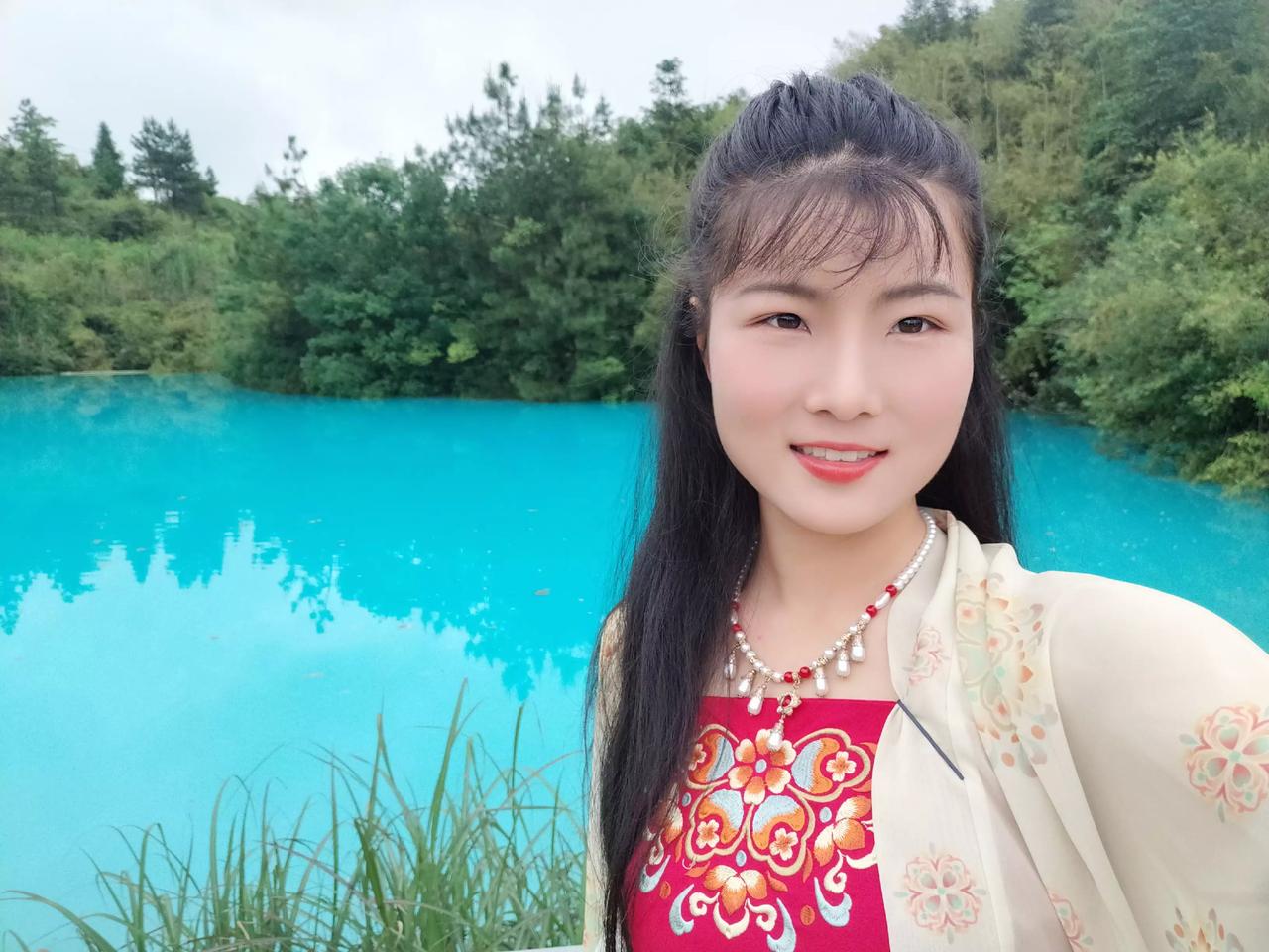 这湖水是染的吗？
最近好多人说这水的颜色有问题啊，叫我别去碰容易过敏，首先感谢大