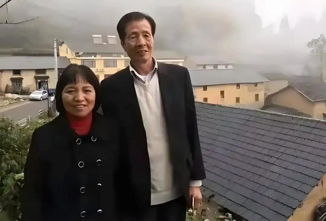 2013年，57岁的西班牙亿万富翁隐瞒自己的真实身份，借宿于浙江的一户人家中，女