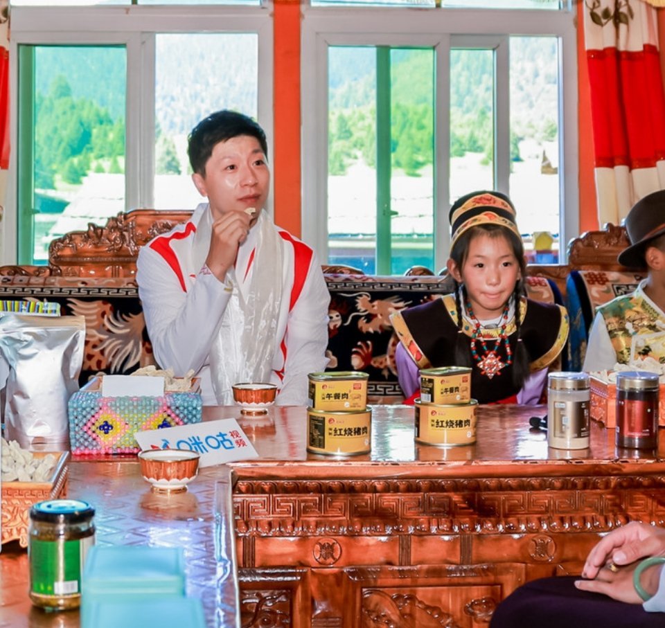马龙领衔奥运冠军走访藏族群众家这个马龙哥哥和小妹妹小弟弟互动 ​​​