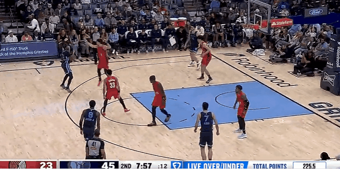 还是不行！杨瀚森根本防不住对手！
在今天NBA常规赛开拓者对阵灰熊的第二节比赛中