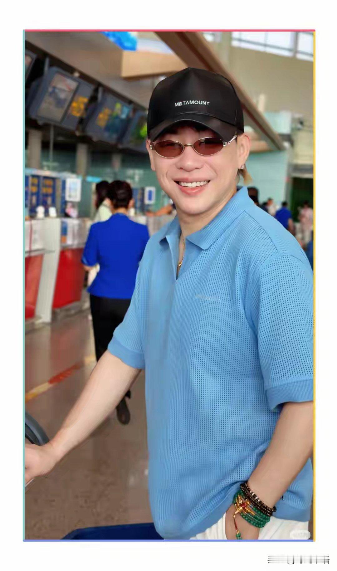 胡彦斌机场被偶遇，穿着蓝色衬衫，戴着墨镜，笑容灿烂，帅气十足 