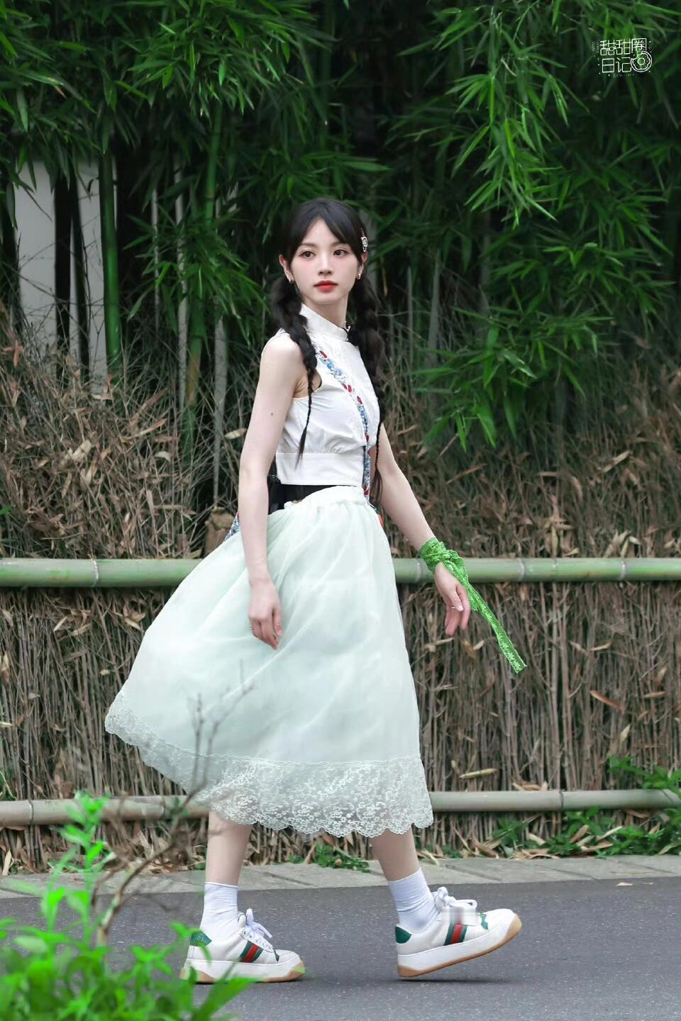 田曦薇《#忙忙碌碌寻宝藏# 》又上班啦~每天的双马尾麻花辫真的好可爱！期待今天下