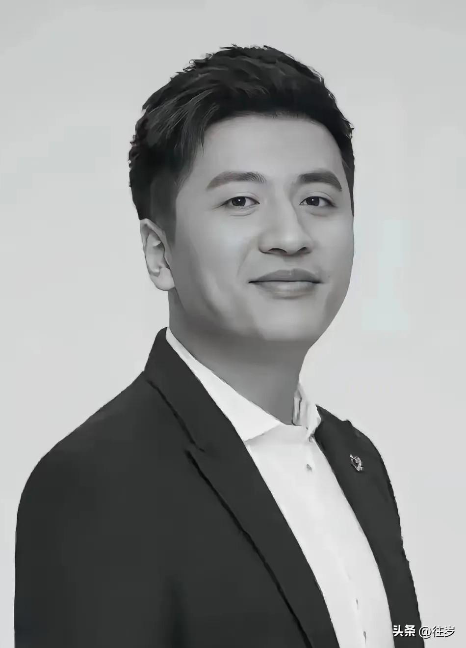 都停下来默哀一分钟吧。
我预料到了今天会有很多人来送他，
也预料到会满是不舍与哽