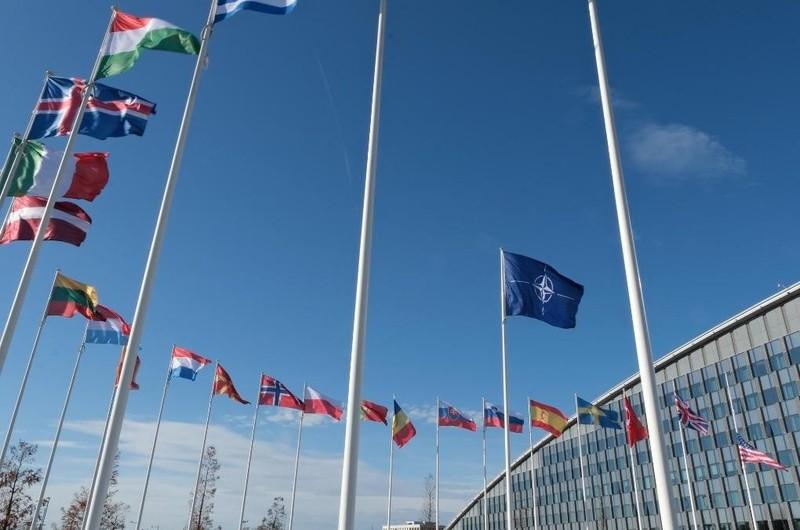 特朗普彻底被孤立！北约多国直接摆烂，不陪美国玩封锁，中国表态太解气
2026年4