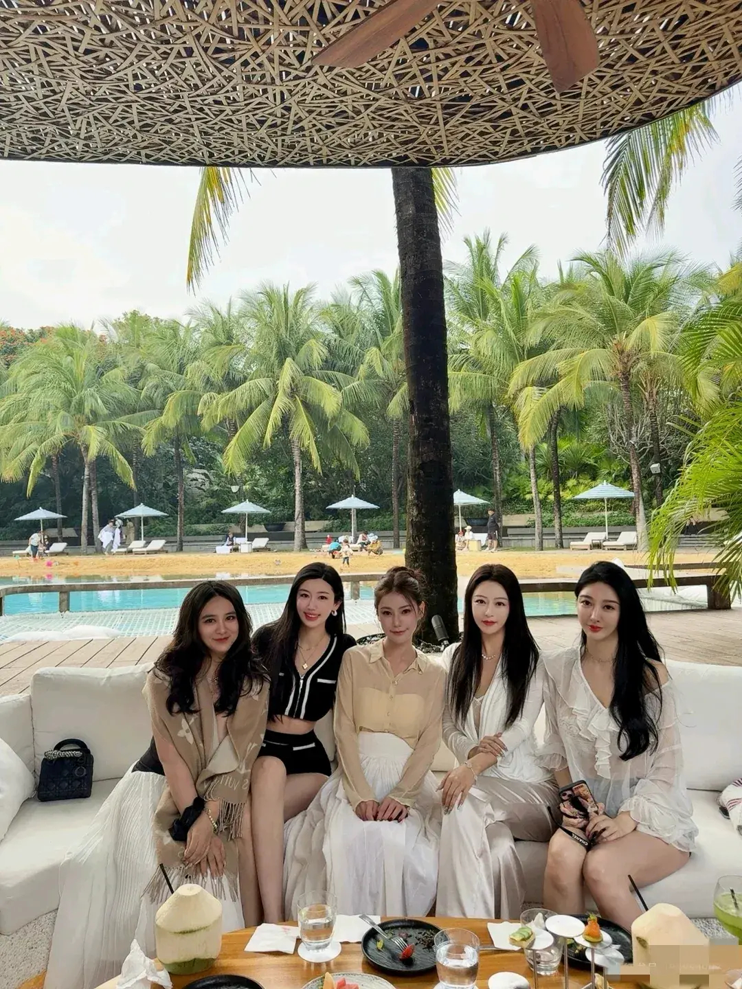 马筱梅真不适合合照，被旁边的一堆美女秒杀完了 