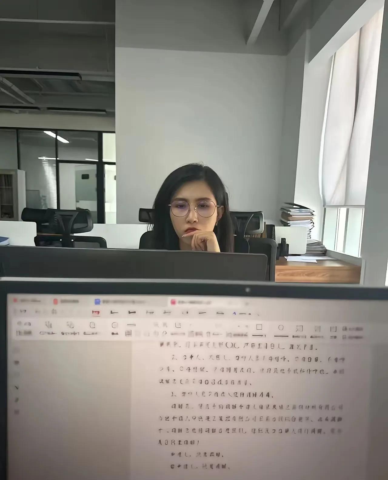 公司新来的同事，该怎么跟她打招呼啊