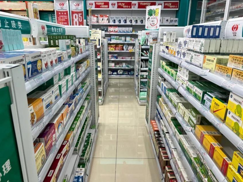 为什么大街小巷的药店越来越多？药店是靠啥来赚钱？告诉你真相！
 
走在街头会惊讶