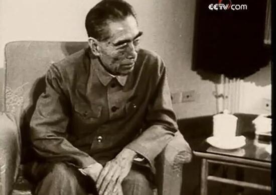 1976年1月8日，敬爱的周总理逝世，全国人民陷入巨大的悲痛中。弥留之际，周总理