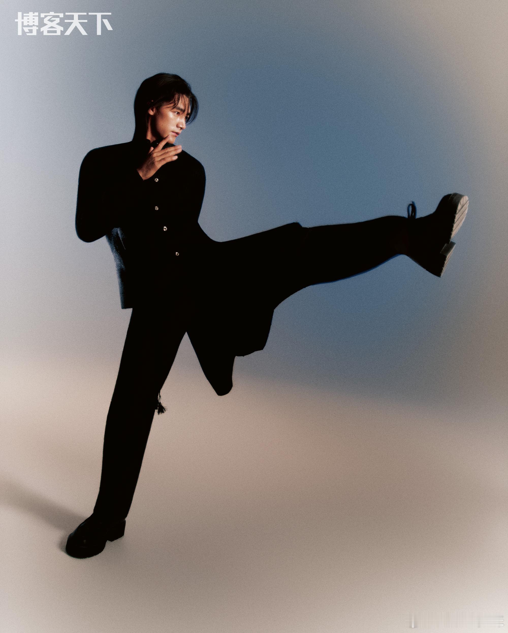 此沙的帅是氛围感天花板！冬日大片里舒展又从容，棱角分明却自带温柔感，每一帧都帅到