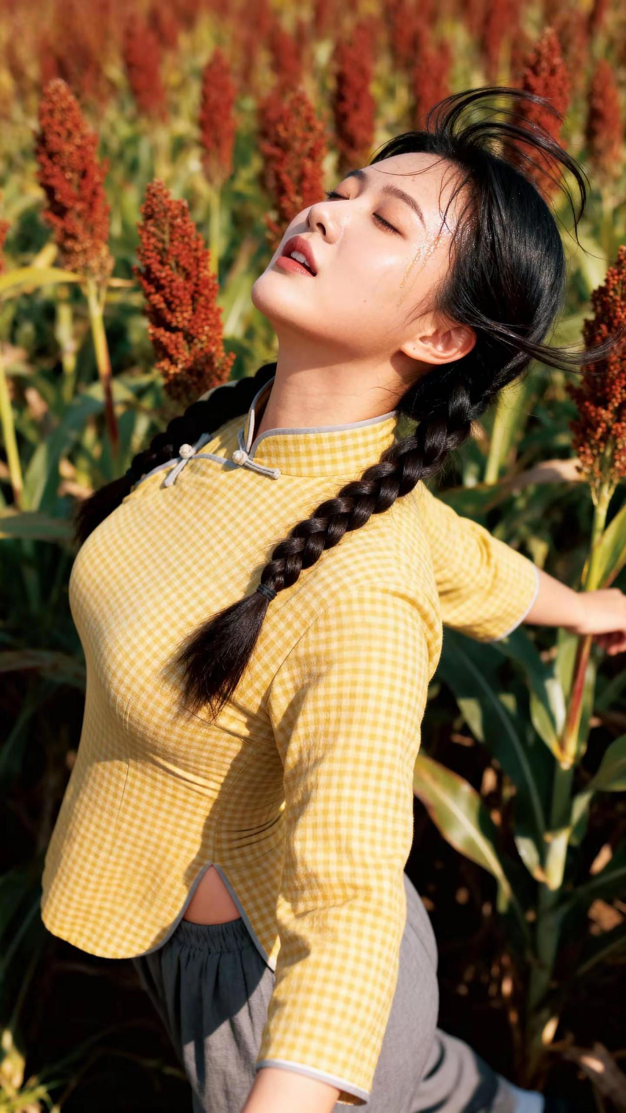 她迎来了解放，九儿没有等到这一天。田野 乡土气息 红高粱 拍照姿势