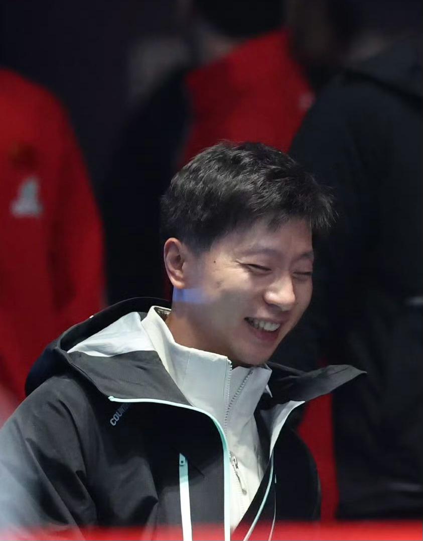 马龙许昕刘诗雯现场观战国乒没事的没事的，虽然马龙封训陪练着，比赛来看着，赛前加油