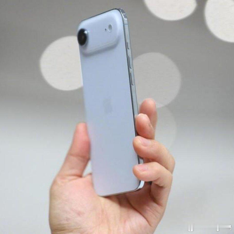 eSIM手机明天iPhone17air就要开始预售咯猜猜这次销量如何？怕是又抢疯