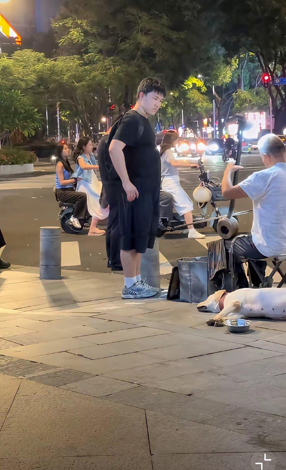 小伙假装观看盲人大爷拉琴，结果偷偷拿了大爷的钱迅速离开。。 