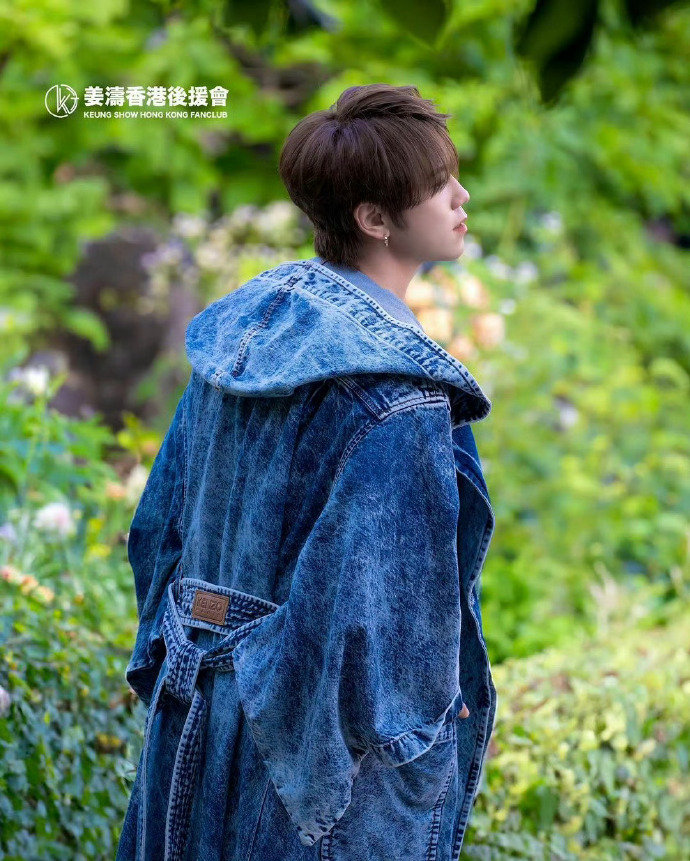 #香港顶流姜涛巴黎状态##香港顶流姜涛巴黎时装周# 来看看香港新晋顶流姜涛在巴黎