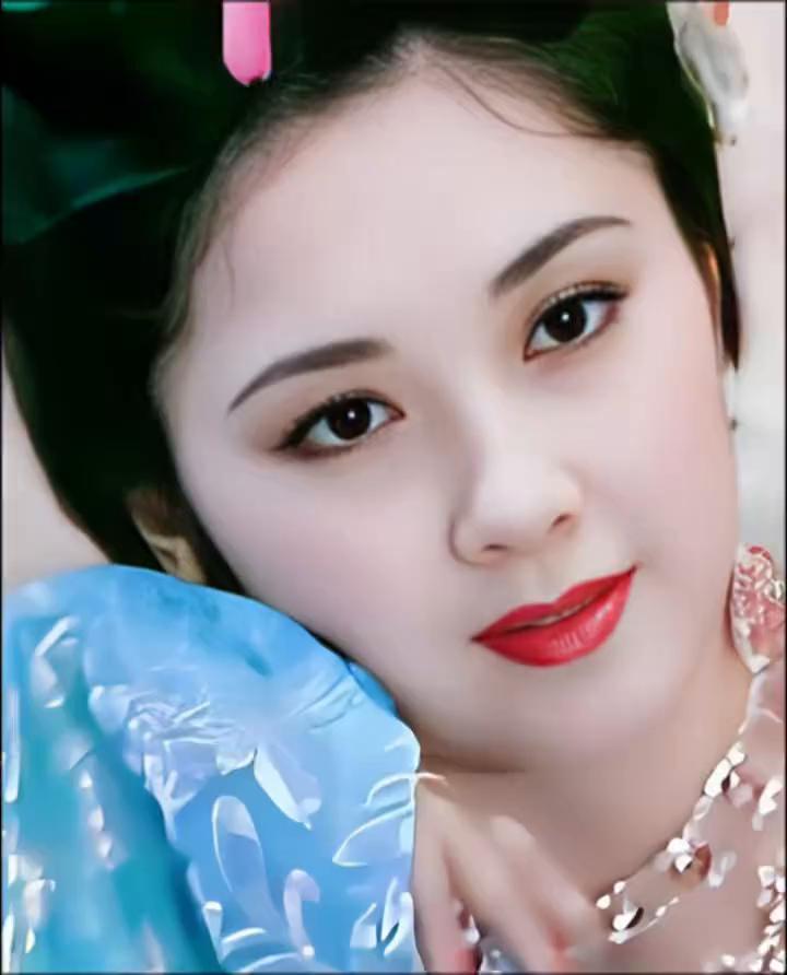 她的美貌无与伦比，灵动双眼是初绽的星辰，眉唇勾勒出温柔弧线，鼻梁如远山清峻，五官