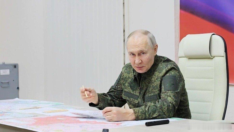 凤凰新闻【北约秘书长讽刺普京穿军装出镜，俄媒邀精神病学家进行回击】当地时间11月