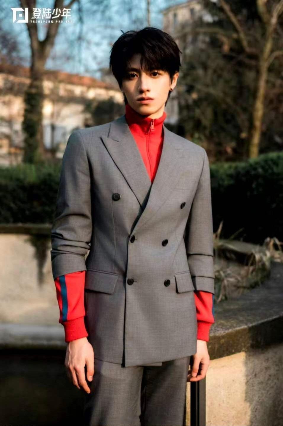 朱志鑫的巨星风范好强势，时尚表现力一骑绝尘朱志鑫prada米兰女装秀Prada大