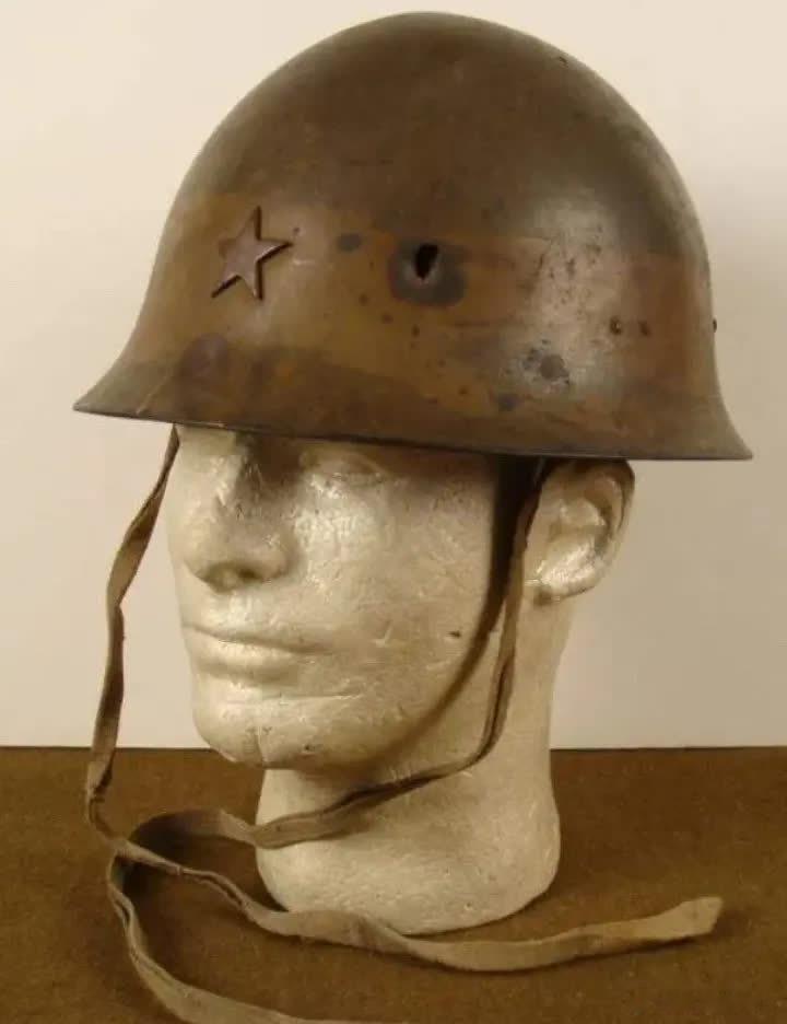 1938年，江西庐山，一日军联队长头戴钢盔，又窜又跳，在记者面前摆造型。没想到，