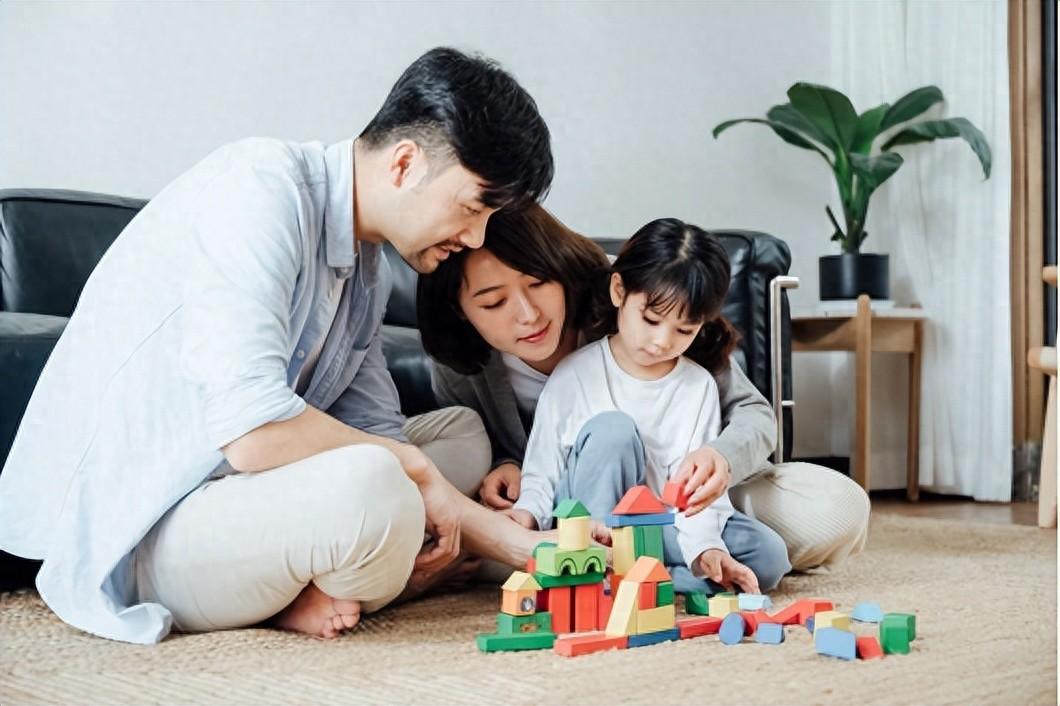 前几天跟县城做婚介的老友喝茶，他吐槽找对象的男孩多女孩太少。  
在相亲会场的场