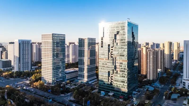 这几年济南楼市表现的整体还可以，就是内部有点分化。
从2021年11月到2026