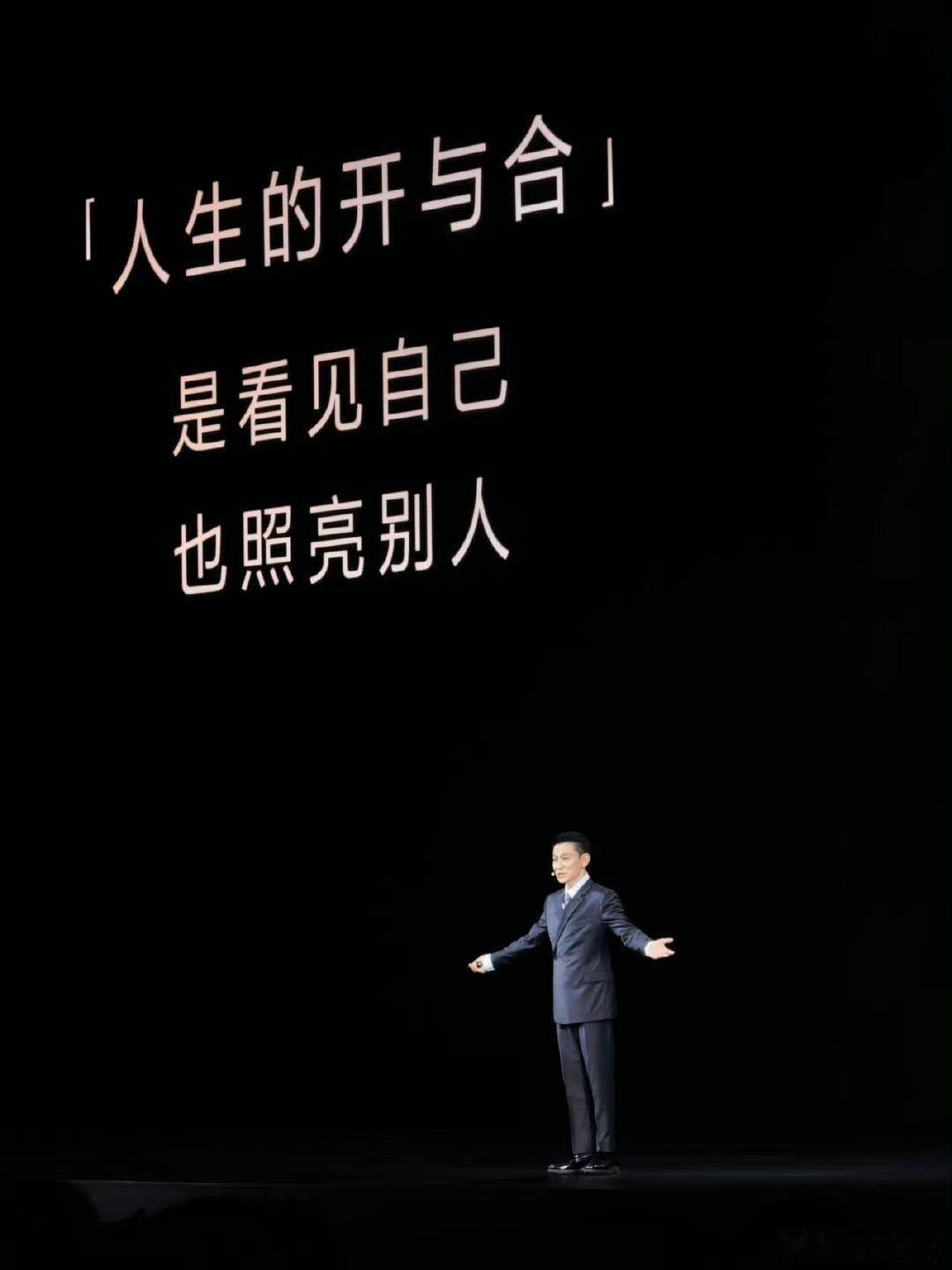 刘德华久违荧幕独白刘德华黑西装气场刘德华黑西装这气场，真的不是一天两天能练出来的
