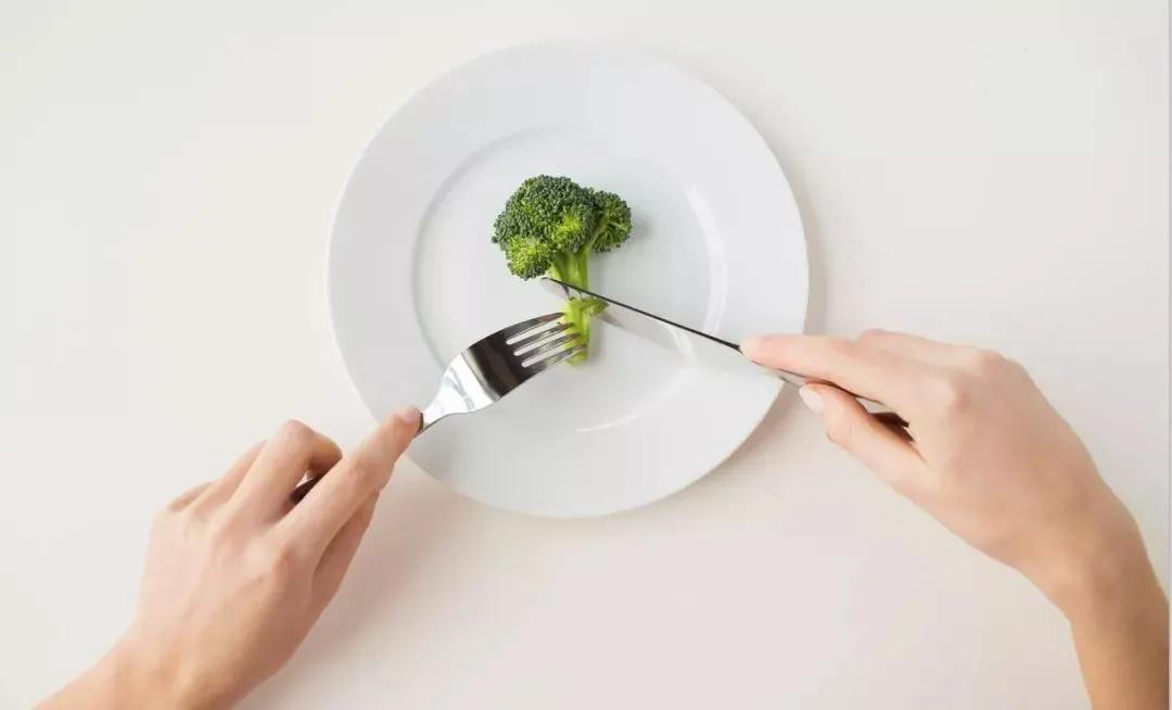 为什么节食运动减肥会失败?
一、为什么节食减肥注定失败？
1.	生理机制的反抗：