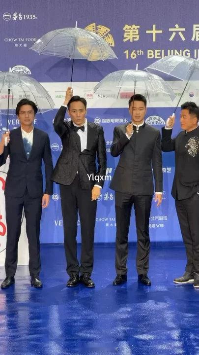 刘烨打伞刘烨打伞以为在挤地铁呢以为刘烨在挤地铁北影节红毯