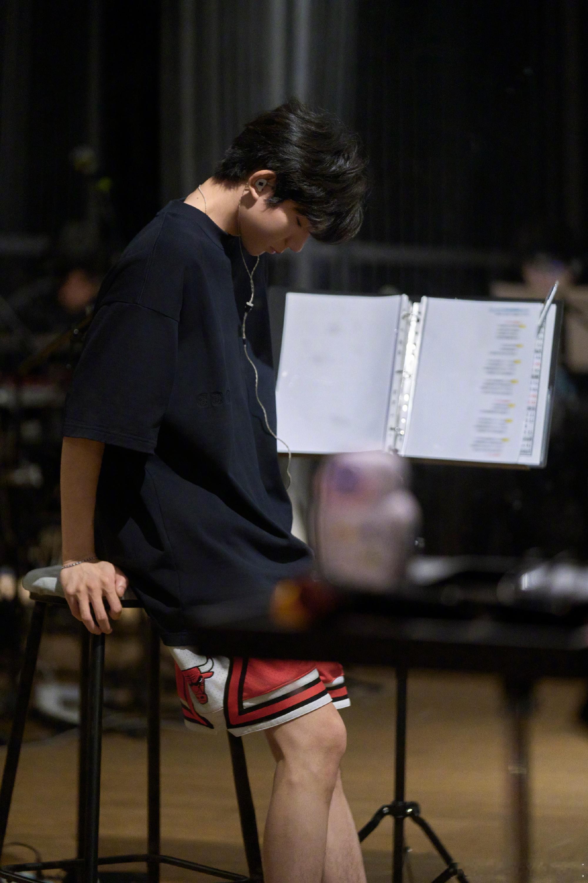 #王源感觉自己年轻了##王源大合练花絮照# 大合练花絮来啦[打call][打ca