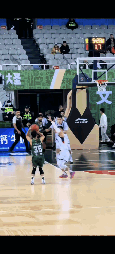 高诗岩防守归防守，不要使这种“垫脚”小动作好吗？

姜贺一个大学生球员，通过选秀