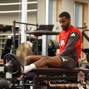 本赛季利物浦纸面最强阵容仅配合了15分钟！伊萨克在客场对阵热刺时替补登场15分钟