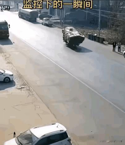 小车转弯一瞬竟遇撞？
货车司机反问：谁在抢道？
交警定责靠这三点：观察路面漏洞、