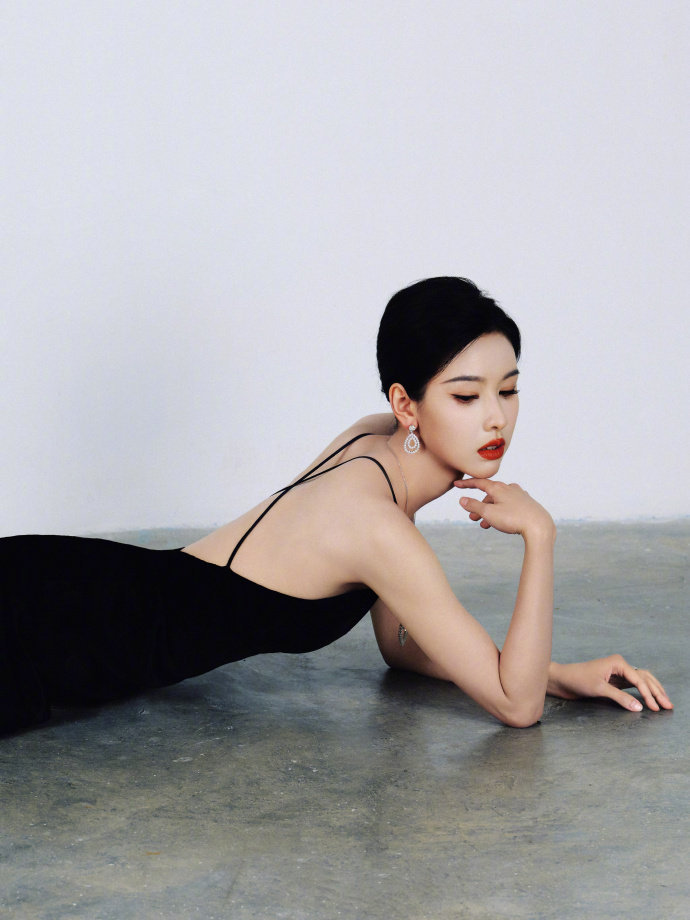 陈都灵金鸡奖造型出图了，陈都灵亮相金鸡奖，一身优雅的吊带黑纱裙，满分优雅的黑天鹅