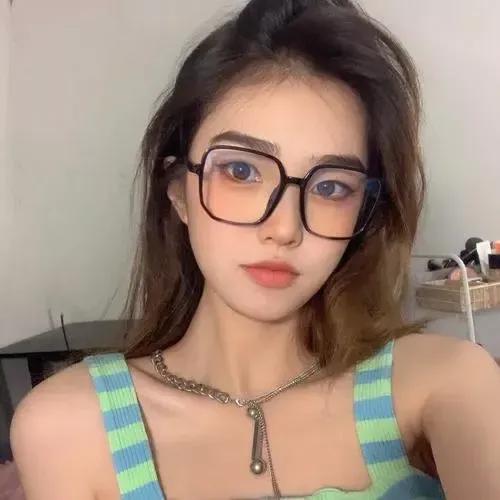 复古眼镜+清新条纹吊带，元气满满的一天！眼镜系美女 斯文眼镜妹 复古眼镜少女 眼