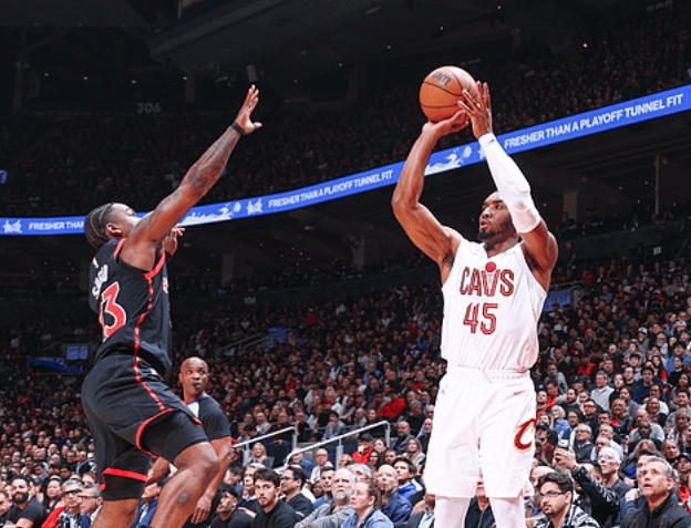 米切尔半场投篮7中3，三分4中1得到7分4篮板2助攻