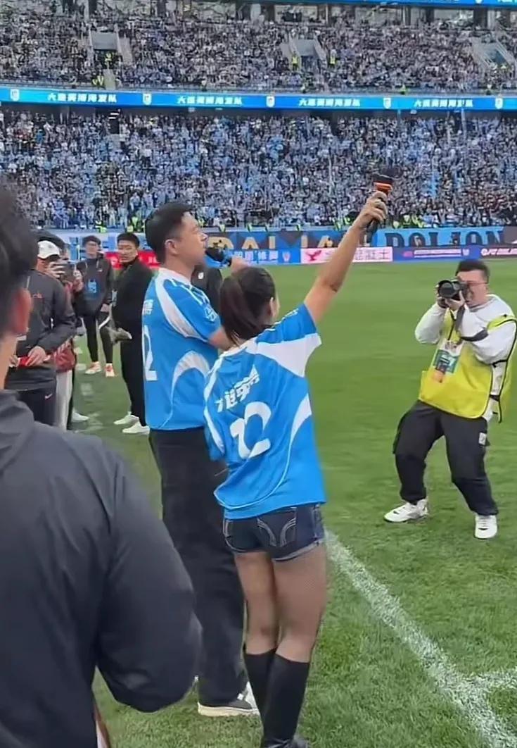 李小萌穿搭遭吐槽，“幸福肥”是福还是祸？
家人们，娱乐圈又有新乐子啦！王雷和李小