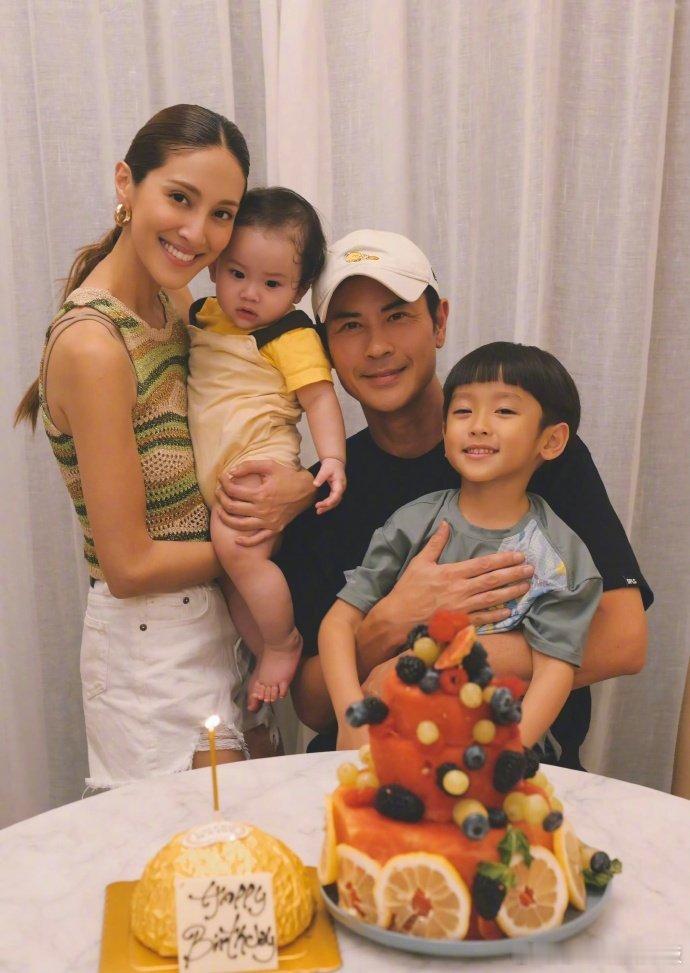 陈凯琳再回应与郑嘉颖婚变  据港媒报道，陈凯琳出席活动时再次回应了上月与郑嘉颖被