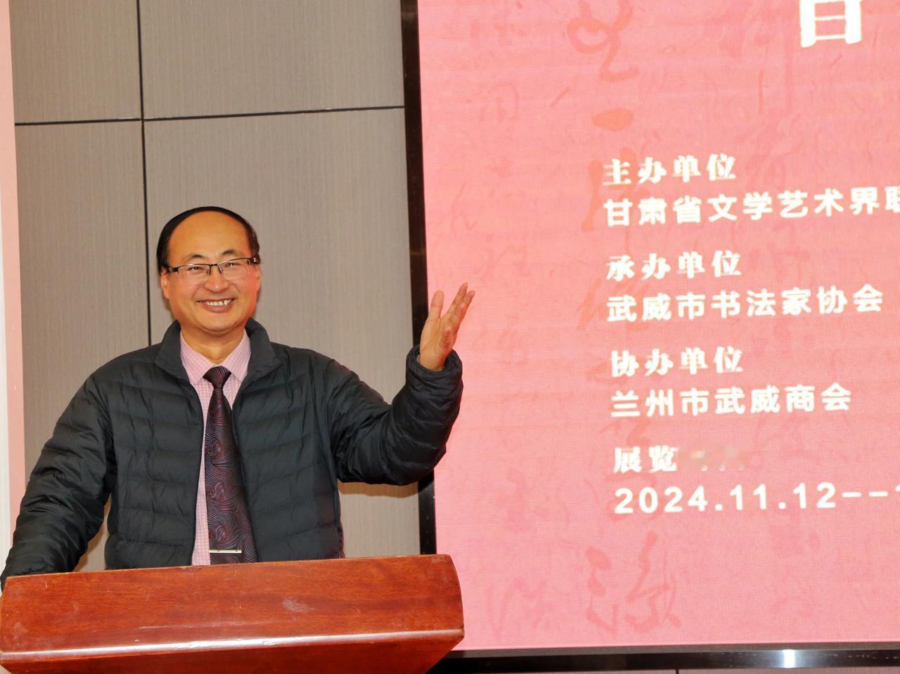 书韵与诗情联袂
书美与诗美共衬
百首凉州词书法作品展在省城兰州拉开帷幕
文字、图