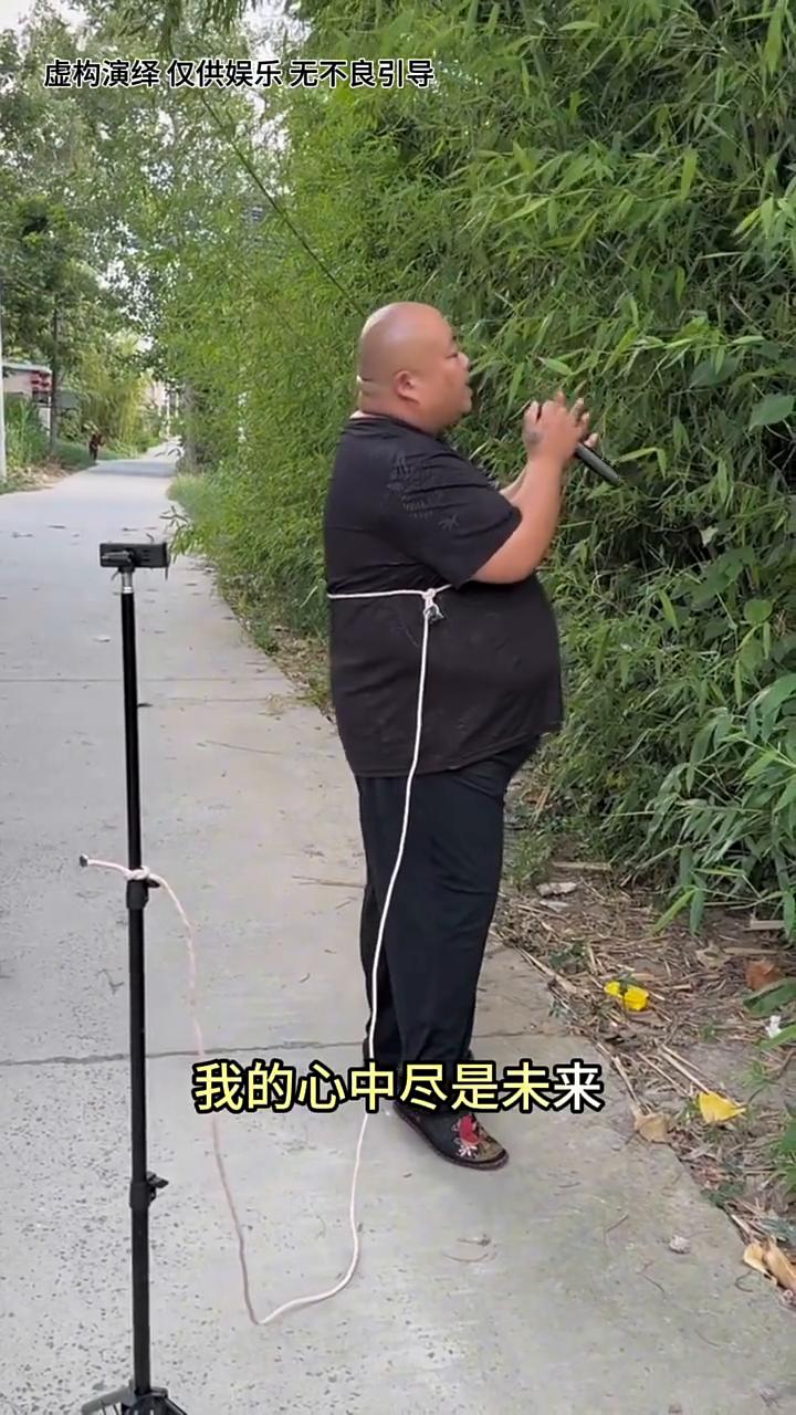 就当我俩没有明天，就当我俩只剩眼前，就当我都不曾离开，还仍占满你心怀。你的眼神充