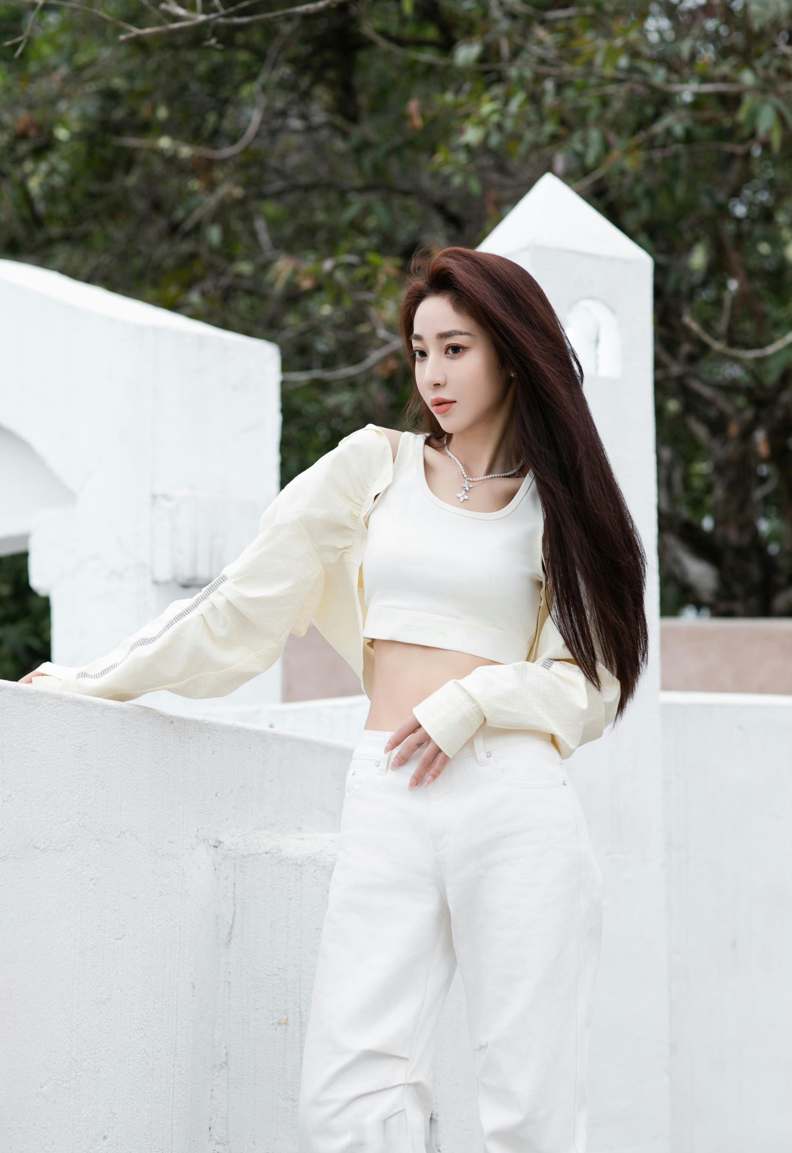 白色look的女孩 ​​​